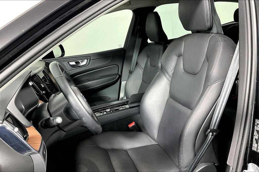 2024 Volvo XC60 B5 Plus Dark Theme