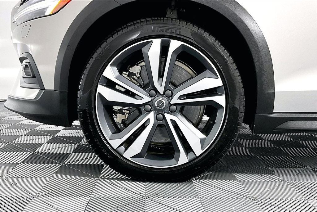 2025 Volvo V60 Cross Country B5 Plus