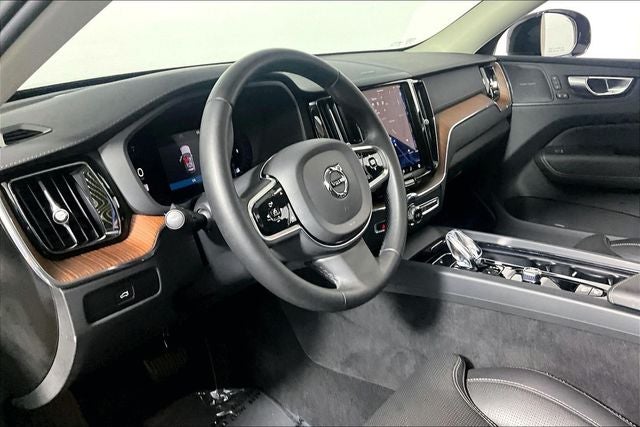 2024 Volvo XC60 B5 Ultimate Dark Theme