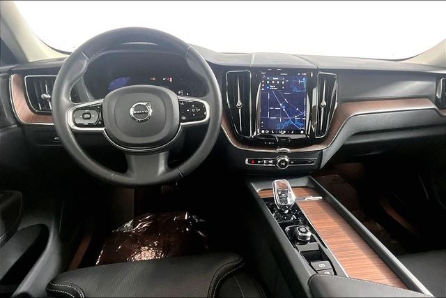 2024 Volvo XC60 B5 Ultimate Dark Theme