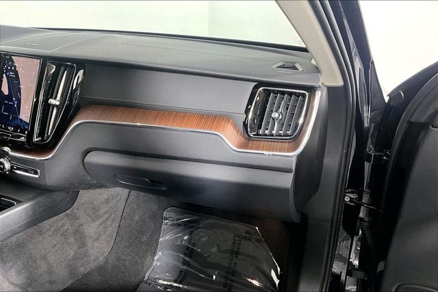2024 Volvo XC60 B5 Ultimate Dark Theme