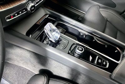 2024 Volvo XC60 B5 Ultimate Dark Theme