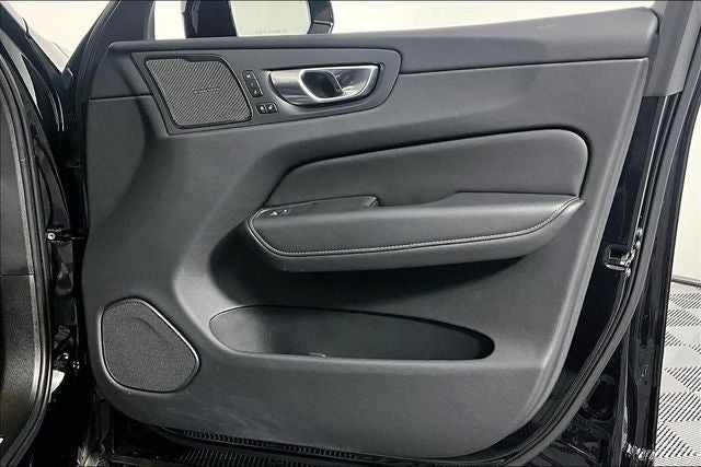 2024 Volvo XC60 B5 Ultimate Dark Theme