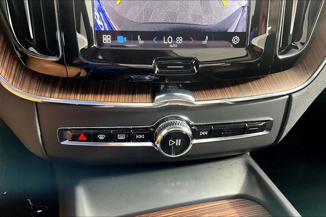 2024 Volvo XC60 B5 Ultimate Dark Theme