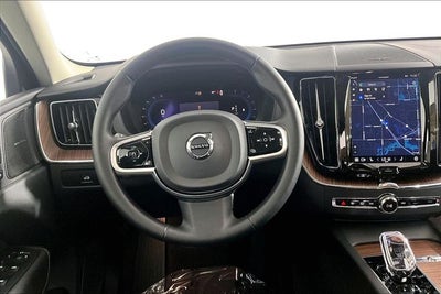 2024 Volvo XC60 B5 Ultimate Dark Theme