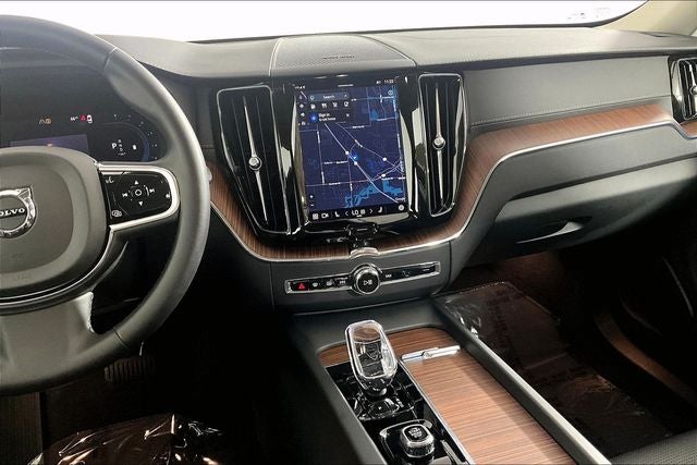 2024 Volvo XC60 B5 Ultimate Dark Theme