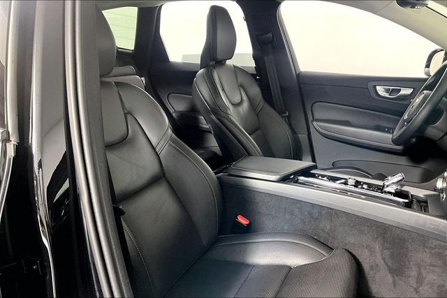 2024 Volvo XC60 B5 Ultimate Dark Theme