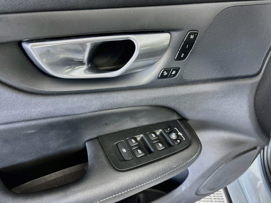 2024 Volvo S60 B5 Core Dark Theme